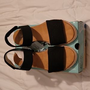 (NWT) Cali from Sketchers Memory Foam Sandals